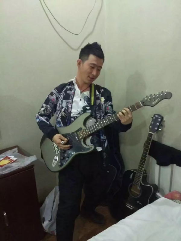 小吉他的第一张照片--南通相亲服务中心
