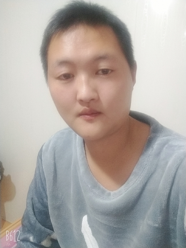 烟圈里透着伤的第二张照片--南通相亲服务中心